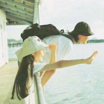 奶奶用扁担挑书包接5个孙辈放学