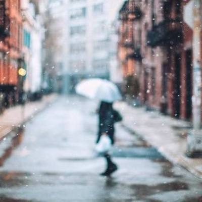 男孩雪地跳远